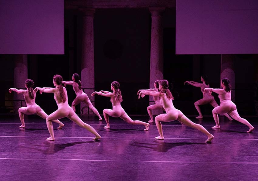 Grupo de mujeres danzando
